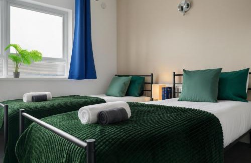 Island Gardens House | Iron House - Sleeps 11 - For Contractors & Families - Private Parking - Near ExCel, Canary Wharf, O2, City AirPort & GreenWich