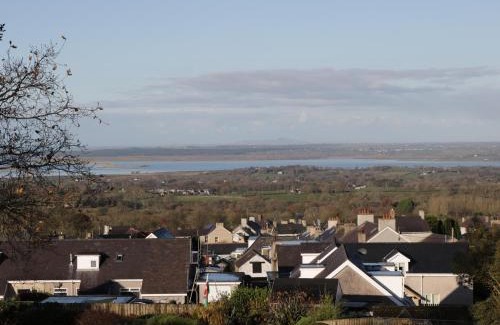 Dinas House | Isallt