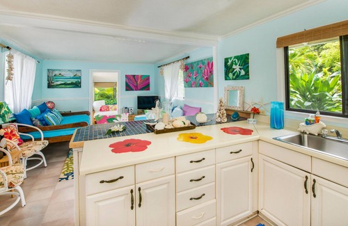 Waimanalo Cottage | Island Beach Cottage with a deck ! Gated, Air Conditioning,steps to beach
