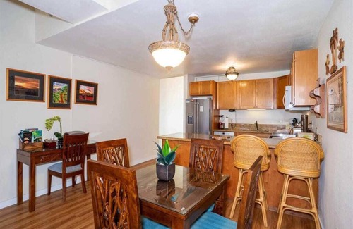 Kihei Condo | Island Chic w/Loft! AC, Lanai, Kitchen, WiFi, Flat Screens+Laundry–Kamaole Sands 9411