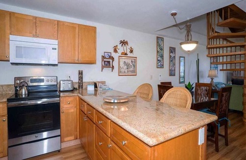 Kihei Condo | Island Chic w/Loft! AC, Lanai, Kitchen, WiFi, Flat Screens+Laundry–Kamaole Sands 9411