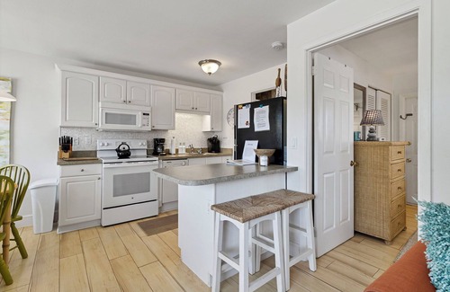 Englewood Condo | Island Condo Sun & Fun, Deeded Beach (Suite 3)