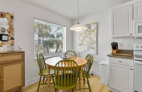 Englewood Condo | Island Condo Sun & Fun, Deeded Beach (Suite 3)