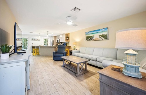 Holmes Beach Cottage | Island Cottage with open living area, pool, ground floor very close to beach located in Holmes Beach