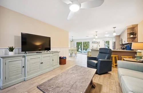 Holmes Beach Cottage | Island Cottage with open living area, pool, ground floor very close to beach located in Holmes Beach