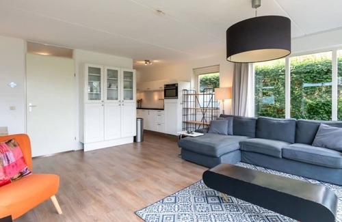 Oude-Tonge House | Island house with grass (play) field, green hedges and an open view.