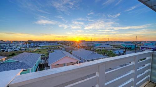 Port Aransas Apartment | Island Paradise by AvantStay Pool Island Views