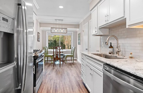 Isle of Hope Historic District House | Isle of Hope Artistic Island Jewel!