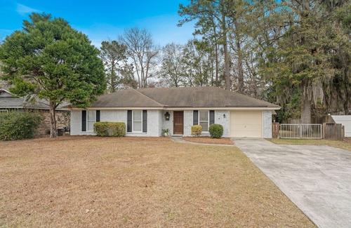 Isle of Hope Historic District House | Isle of Hope Artistic Island Jewel!