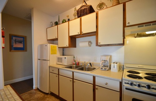 Isle of Palms Condo | Isle of Palms One Bedroom Condo 1/2 block Front Beach fun