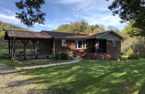 Pinnacle House | Isolate Stay at Pilot Mountain