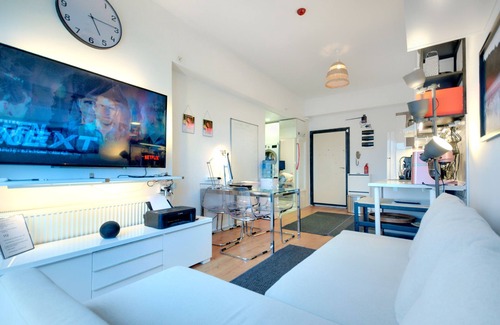 Esenyurt Condo | Istanbul 1+1, city view, washer, dryer, UHD TV, fiberoptic, lux, pool and gym.