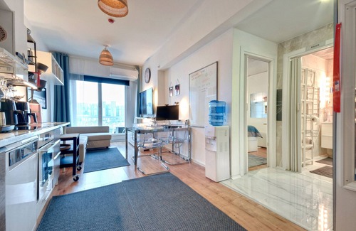 Esenyurt Condo | Istanbul 1+1, city view, washer, dryer, UHD TV, fiberoptic, lux, pool and gym.