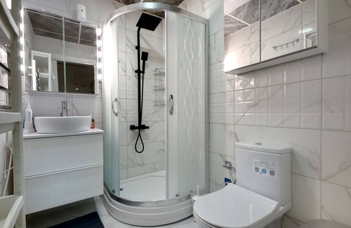 Esenyurt Condo | Istanbul 1+1, city view, washer, dryer, UHD TV, fiberoptic, lux, pool and gym.