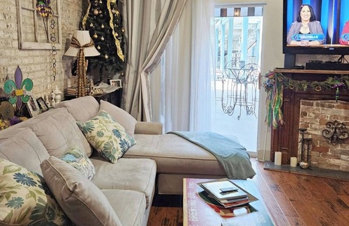 French Quarter Apartment | IT'S FALL! WHERE Y'AT! 1B/1B w/PATIO; GAR. PARK. INCL! MSG US re: our SPECIALS!