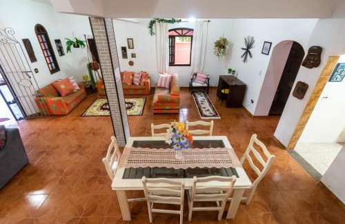 Raul Cury House | Itanhaém Casa ampla com piscina e churrasqueira a 300m da praia