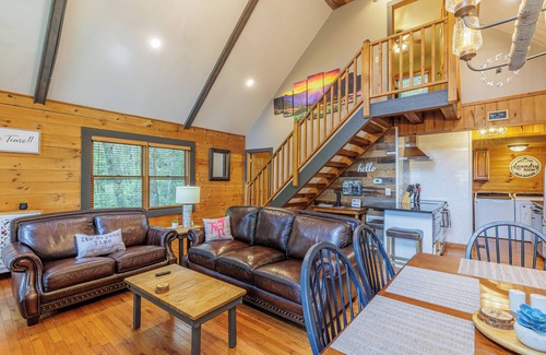 Bryson City Cabin | “It’s BrysonTime” Great Smoky Mtns, Hot Tub, Polar Express, WiFi