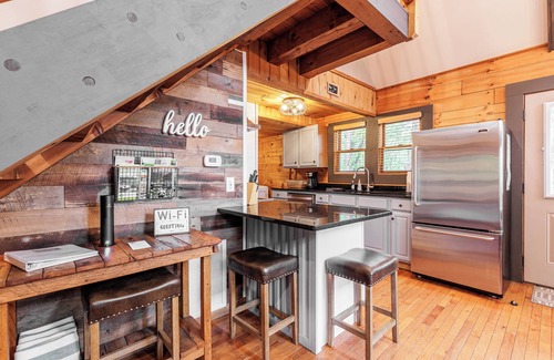 Bryson City Cabin | “It’s BrysonTime” Great Smoky Mtns, Hot Tub, Polar Express, WiFi