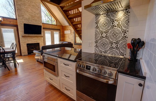 Bryson City Cabin | “It’s BrysonTime” Great Smoky Mtns, Hot Tub, Polar Express, WiFi