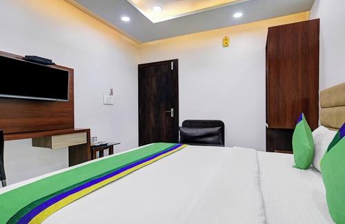 Surat Hotel | Itsy By Treebo - Ospite