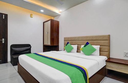 Gandhinagar Hotel | Itsy By Treebo - The Midway Sky