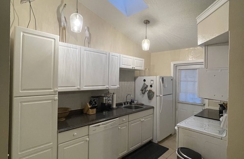Lake Formosa House | Ivanhoe Village Quiet Home, Walk to Restaurants, Shops, Hospital, Everything!