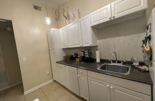 Lake Formosa House | Ivanhoe Village Quiet Home, Walk to Restaurants, Shops, Hospital, Everything!