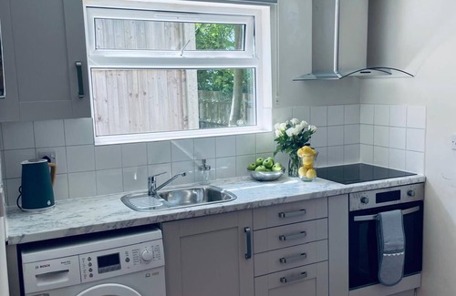 Golders Green Cottage | Ivy Cottage Two Bedroom & Garden in Temple Fortune