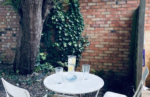Golders Green Cottage | Ivy Cottage Two Bedroom & Garden in Temple Fortune