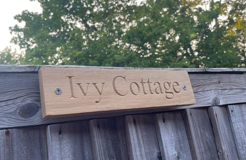 Golders Green Cottage | Ivy Cottage Two Bedroom & Garden in Temple Fortune