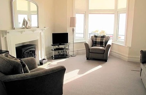 Muston House | Ivy House - Seafront house with garden seating and stunning sea views! - Ocholo Villas
