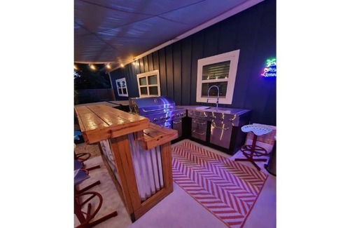 Pretty Bayou House | Ivy Palms Retreat (Private Pool House!)