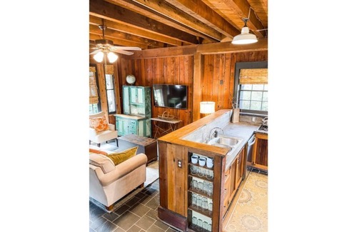 Batesville Cabin | Ivy Rose Cottage nestled b/t Cville & Vineyards