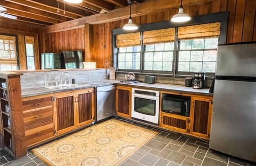 Batesville Cabin | Ivy Rose Cottage nestled b/t Cville & Vineyards