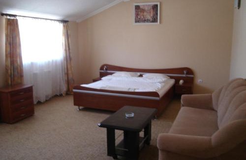 Uzhhorod Hotel | Izumrud