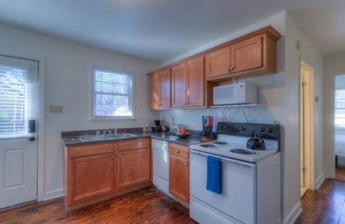 Midtown Apartment | J 84 #1 · Jolly Jefferson Ave - Walk to the best of Midtown!