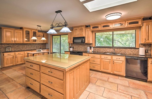 Arlington House | Jacksonville Home on 1 Acre ~ 6 Mi to Beach!