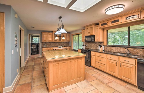 Arlington House | Jacksonville Home on 1 Acre ~ 6 Mi to Beach!