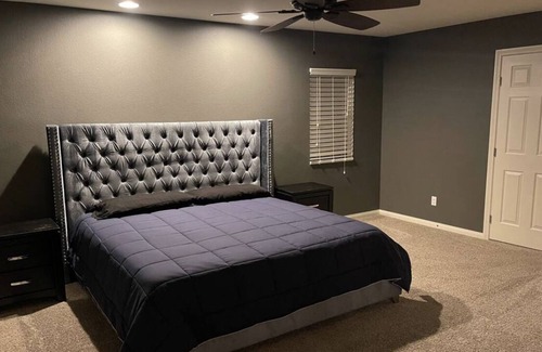 Enterprise House | Jacuzzi, Game Room, pool table, big projector screen. Large 3,000 sqft 3 story.