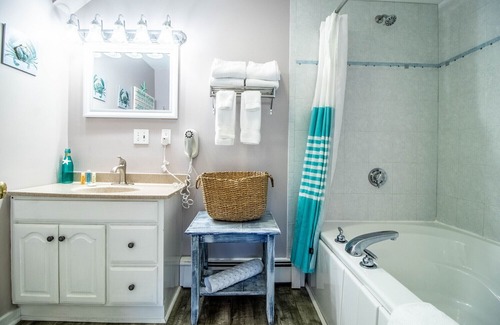 Ogunquit Cabin | Jacuzzi room - 2 Queen beds