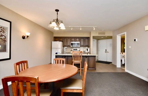 Oro-Medonte Apartment | Jacuzzi Suite with King bed, full kitchen