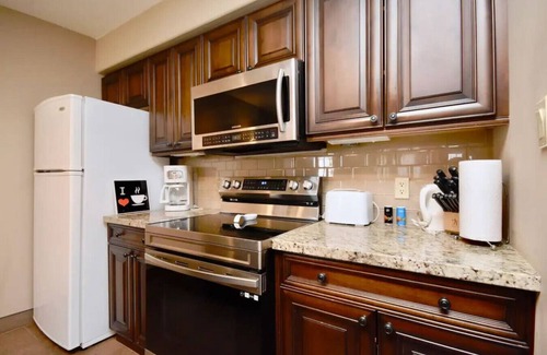 Oro-Medonte Apartment | Jacuzzi Suite with King bed, full kitchen