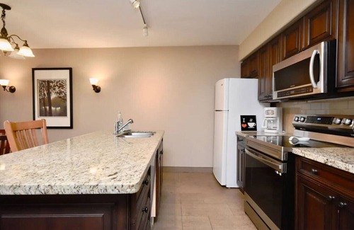Oro-Medonte Apartment | Jacuzzi Suite with King bed, full kitchen