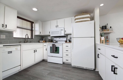 Truckland Condo | JAK'S Hideaway Close to the Beach