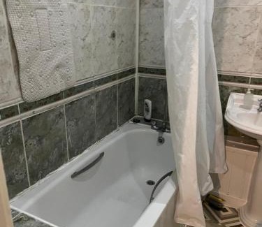 Middlesbrough House | Jakes en suite room near James cook