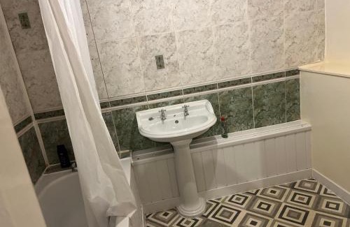 Middlesbrough House | Jakes en suite room near James cook