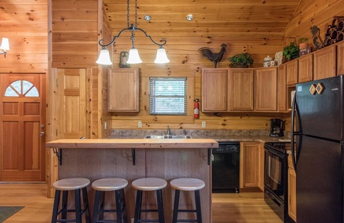 Logan Cabin | January Rent 2, Get 1 Free! 2 bedroom, 2.5 bath Hocking Hills cabin- dogs ok!