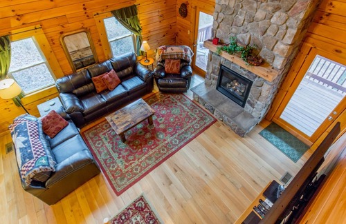 Logan Cabin | January Rent 2, Get 1 Free! 2 bedroom, 2.5 bath Hocking Hills cabin- dogs ok!