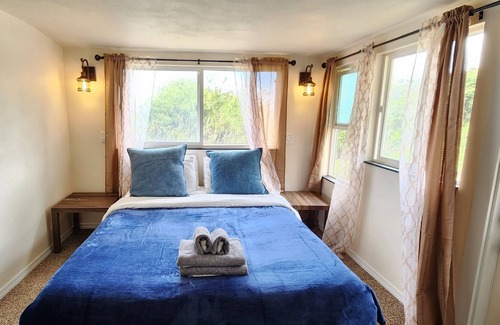 Papaaloa Cottage | Jasmine Cottage Farmstay - Sunrise & Ocean Views & local Waterfall Hikes!