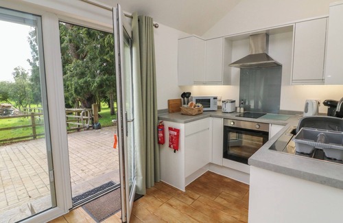 Swimbridge Cottage | JASMINE, romantic, with hot tub in Barnstaple